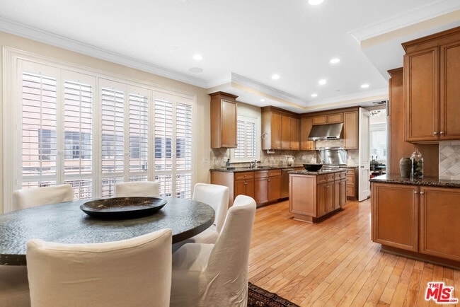 Building Photo - 132 S Maple Dr