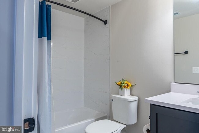 Building Photo - 402 Mdw Crk Dr