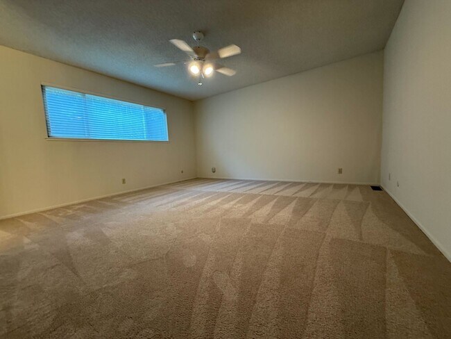 Building Photo - Fantastic 3 bedroom 2 bath Home in Montere...