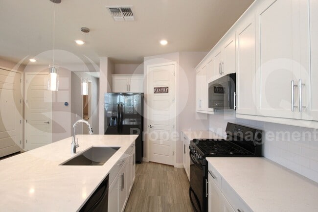 Building Photo - 678 N Bay Dr