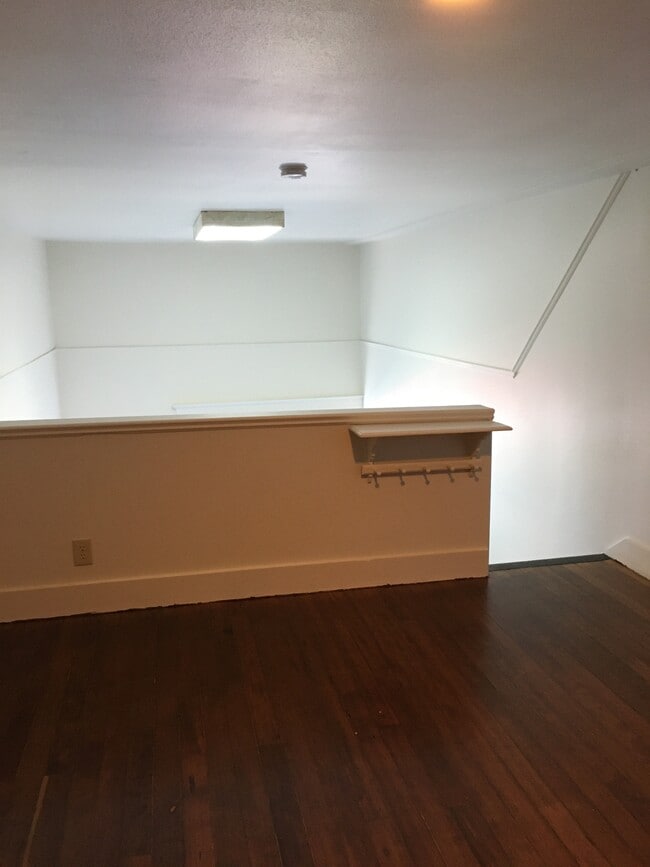 Building Photo - 208 De Montfort Ave