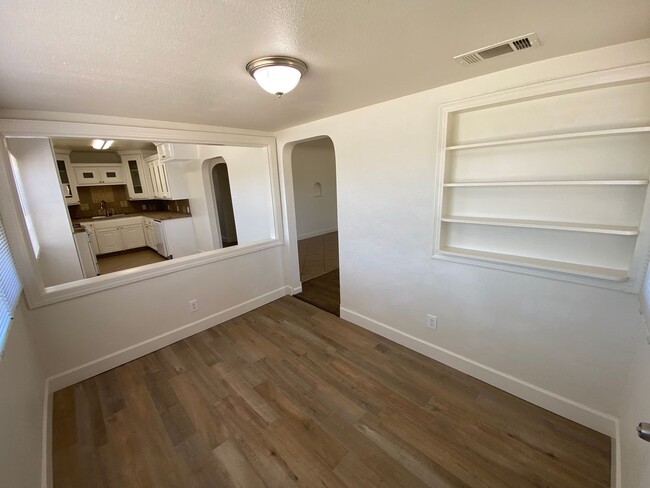 Building Photo - Spacious Tulare Home Available Now!