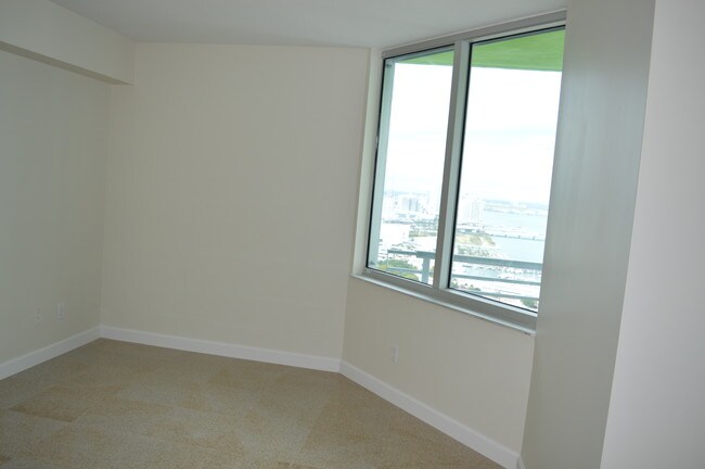SEGUNDO DORMITORIO - 325 S Biscayne Blvd