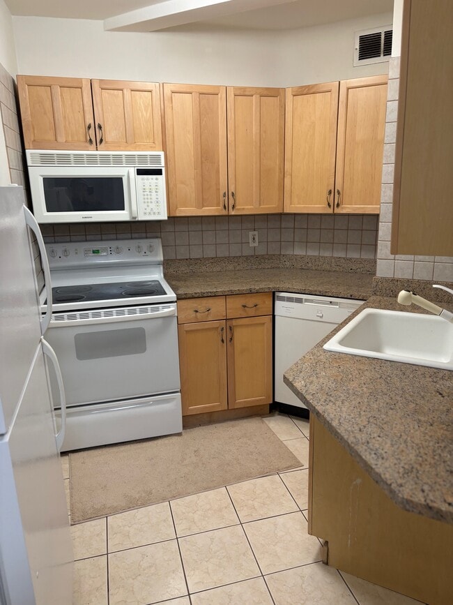 Building Photo - 1450 Palisade Ave