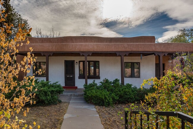 Building Photo - Santa Fe Authentic Home in Downtown Santa Fe!