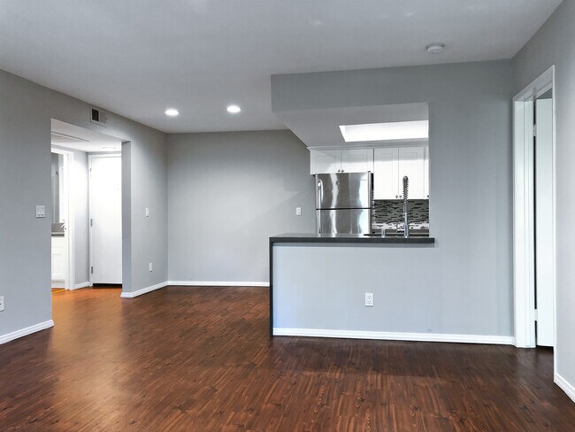 Foto del edificio - 1242 Mcclellan Dr