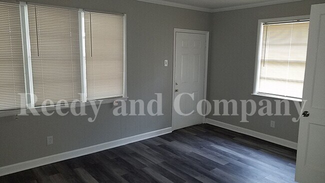 Foto del edificio - 893 Linwood Rd