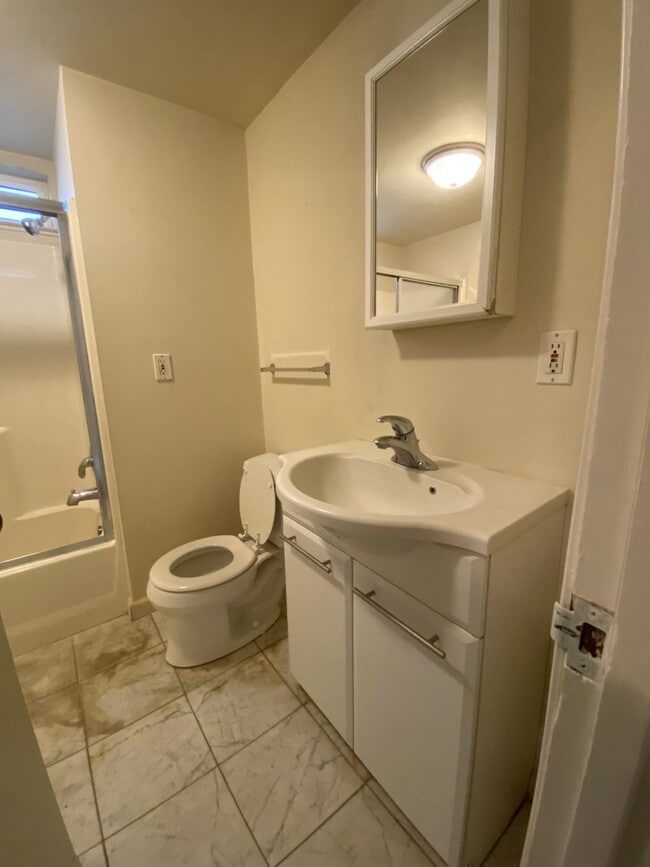 Photo - 1054 Stuart St Apartments