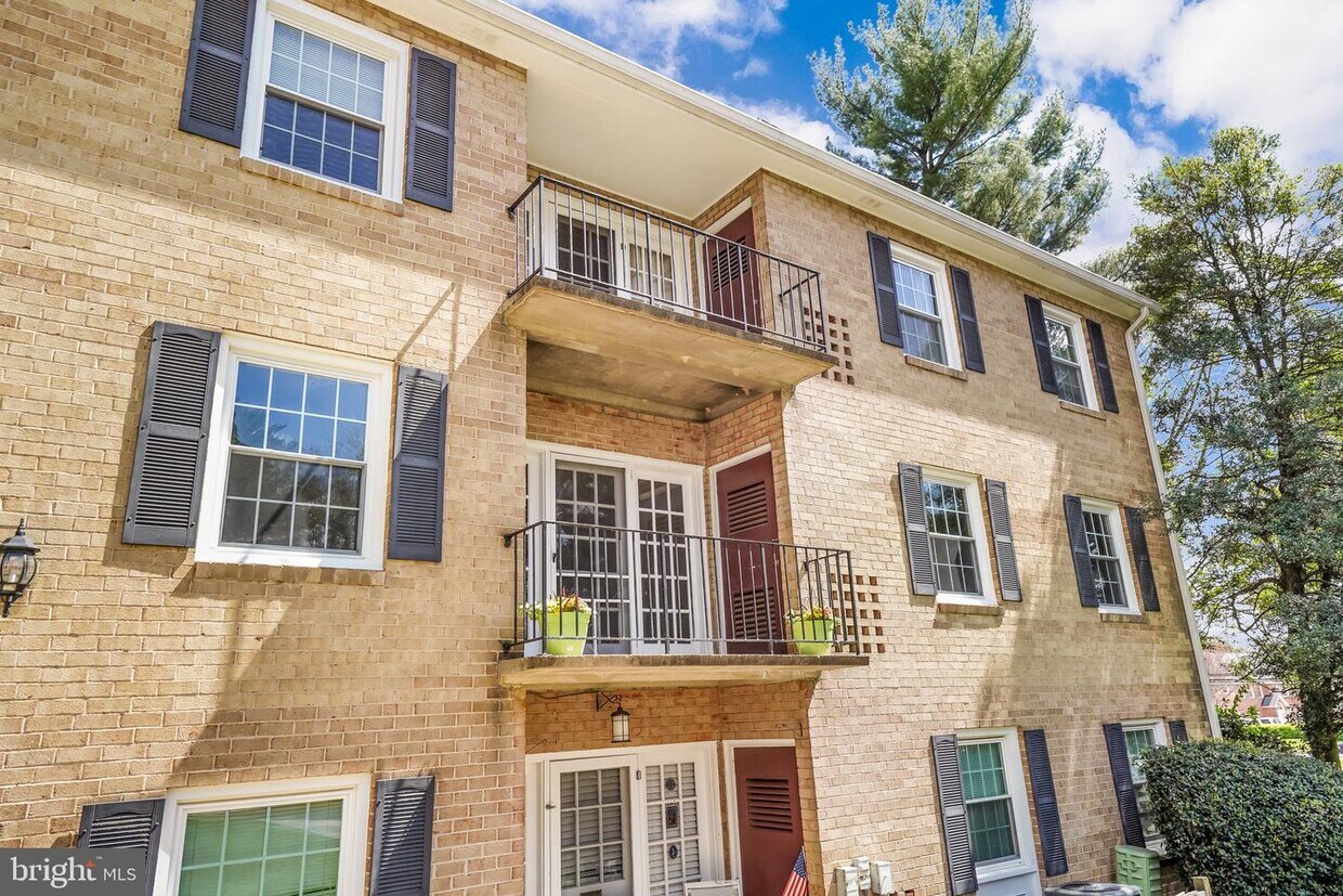 Primary Photo - 3991 Lyndhurst Dr