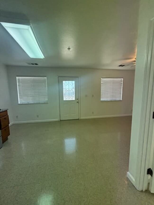Building Photo - 881 W El Monte Way