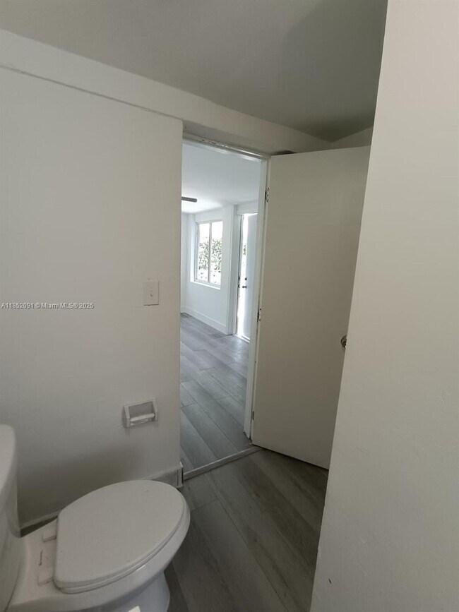Foto del edificio - 1857 SW 4th St