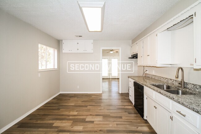 Building Photo - 2324 Mccracken DR