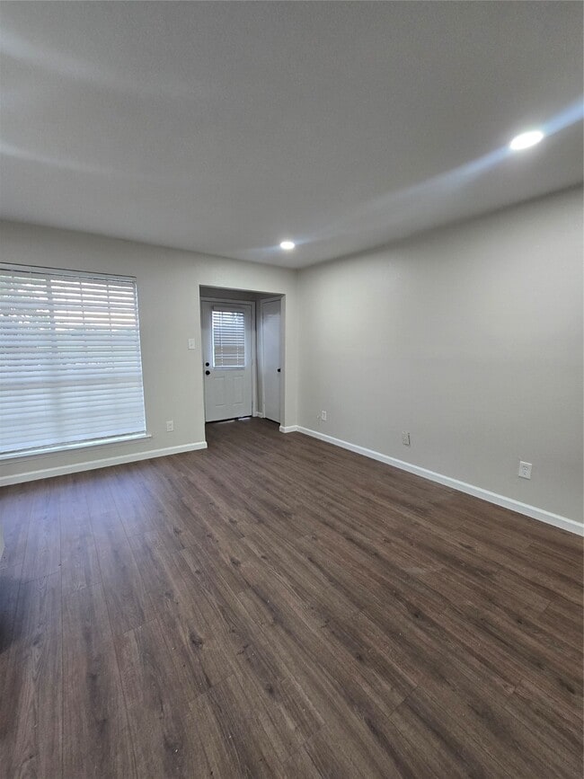 Building Photo - 508 N Texas Ave