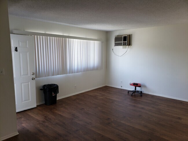 Light & Bright living room w/vinyl plank flooring - 2444 Pasadena Ave