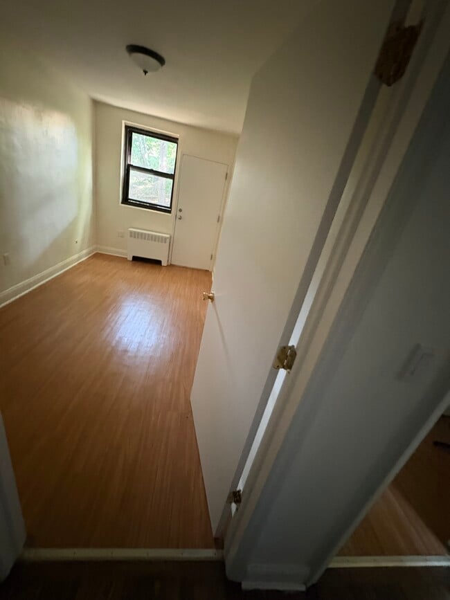 Building Photo - 636 Castleton Ave