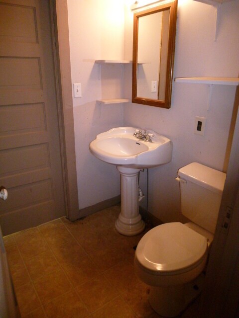 Building Photo - 2 Bedroom and 2 Bath Home