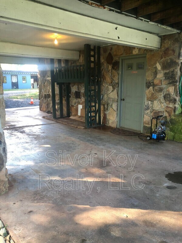 Building Photo - 194 Setterburg Road