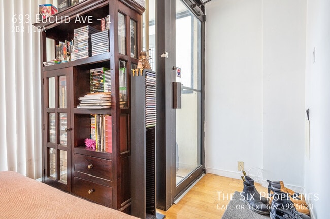 Building Photo - Two Bedroom Main Floor Apartment Near Bloor St W