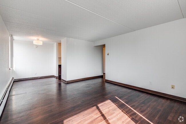 Creek Terrace - 2HAB, 1,5BA - 893SF - Sala de estar y comedor - Creek Terrace