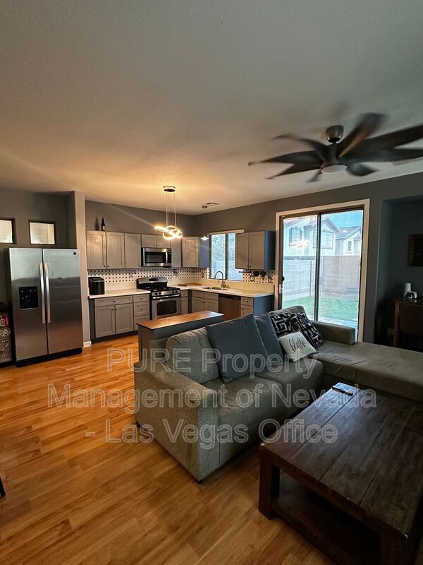 Foto del edificio - 8304 Strawberry Spring St