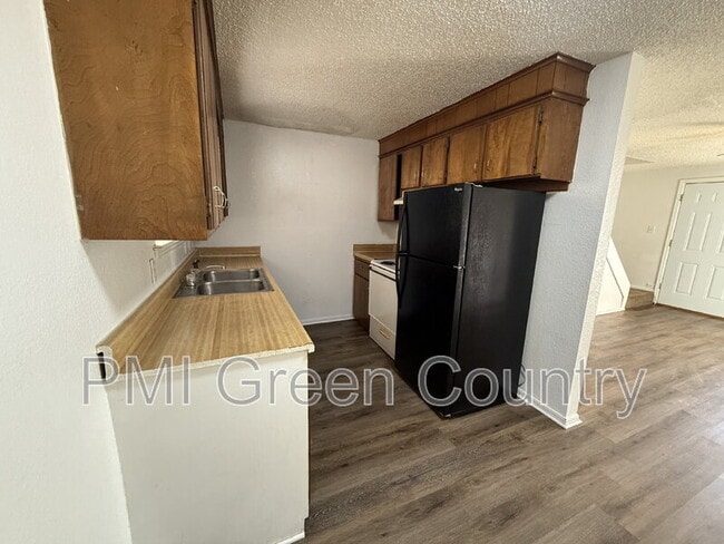 Foto del edificio - 404 E Redwood St