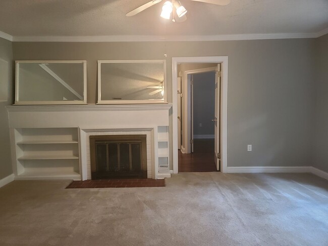 Building Photo - 3 Bedroom in University Heights