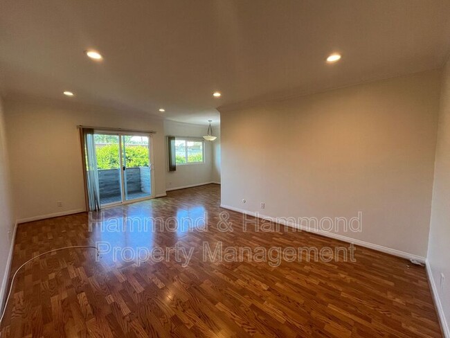 Foto del edificio - 5400 Newcastle Ave