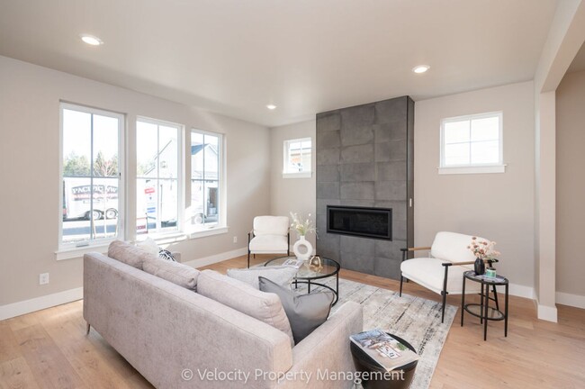 Building Photo - Brand New SE Bend Home!