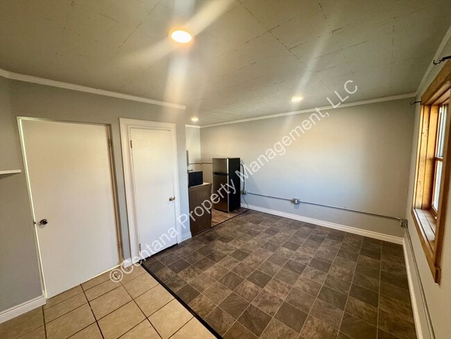 Building Photo - 920 S Montana St
