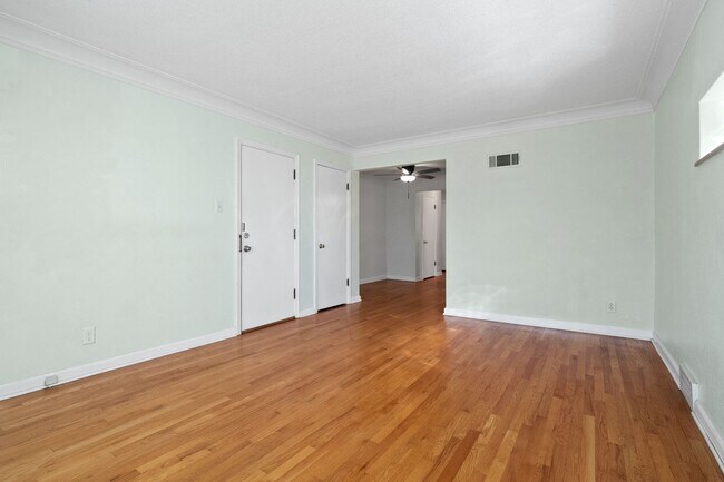 Foto del edificio - 7112-7114 Jamieson Ave