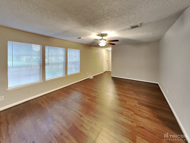 Foto del edificio - 23326 Dew Wood Ln