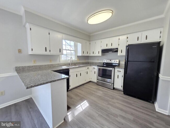 Foto del edificio - 830 Larch Way
