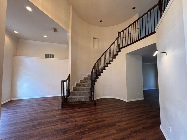 Foto del edificio - Beautiful 4BR 3.5BA Home w/ 3 Car Garage • Patio & Yard • 3 living areas in Grapevine