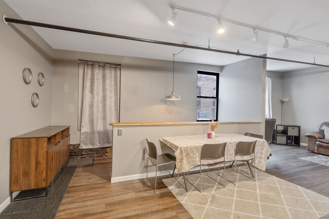 Photo - Funk &#39;N Waffles Apt