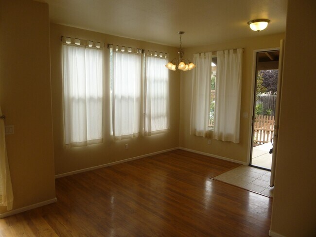 Foto del edificio - Lovely 3 story Home at Autumn Glen with Bonus Room