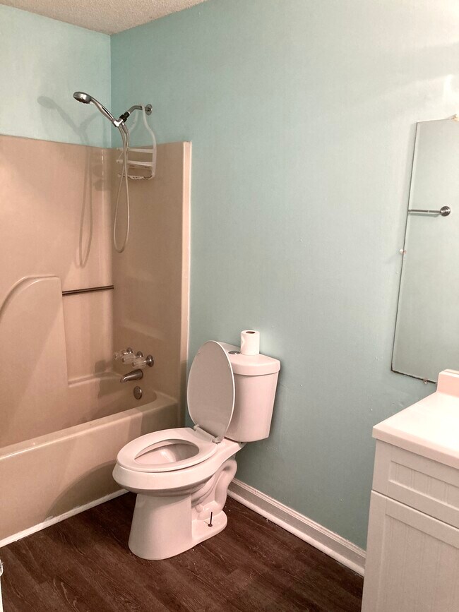 Baño completo en la planta baja - 27 Ninety Two Plz