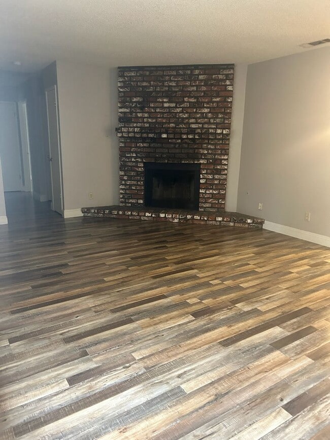 Building Photo - t65