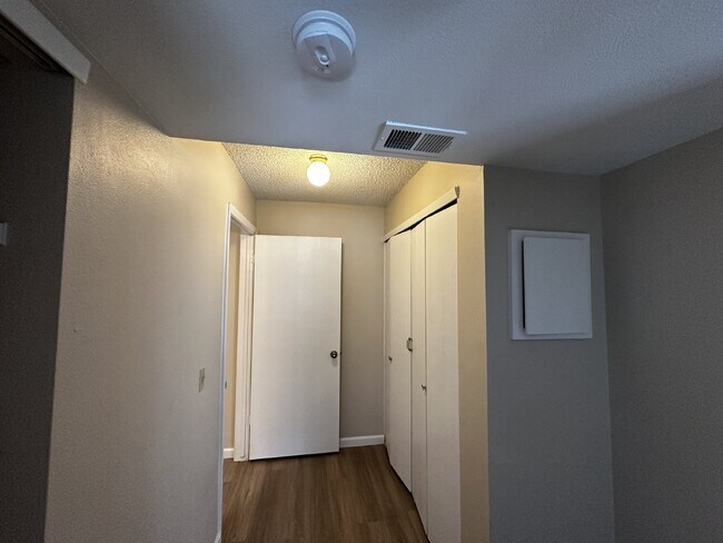 Foto del edificio - Charming condo in the Chestnut Community!  Available Now!
