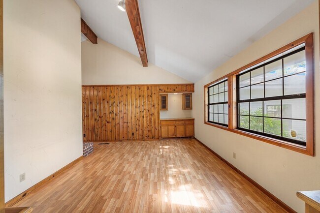 Foto del edificio - 290 Lazy Creek Rd