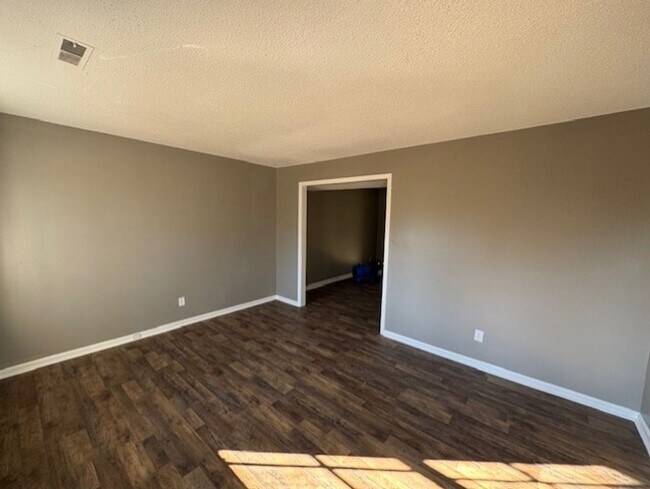 Building Photo - MOVE IN SPECIAL AVAILABLE!!