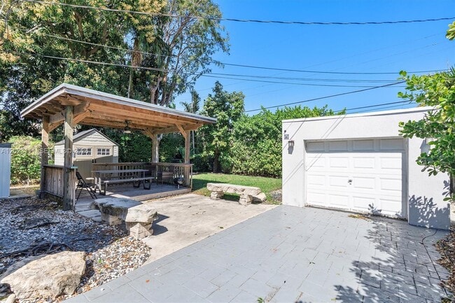 Building Photo - Southwest 17th Street, Miami, FL 33145 - 2 BR 3 BA single-family home