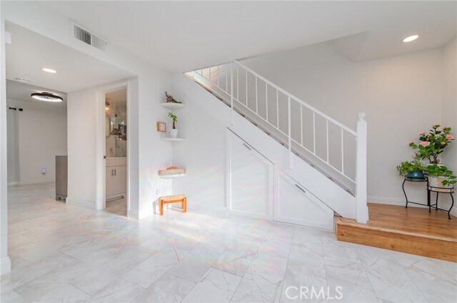 Building Photo - 7 Fairside