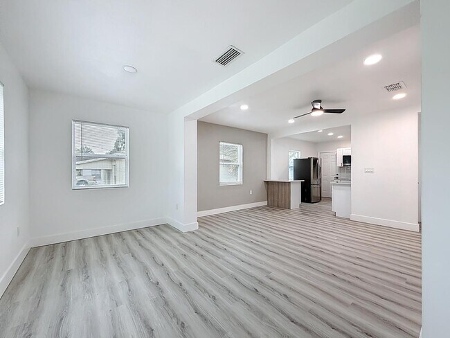 Building Photo - 303 W Valencia St