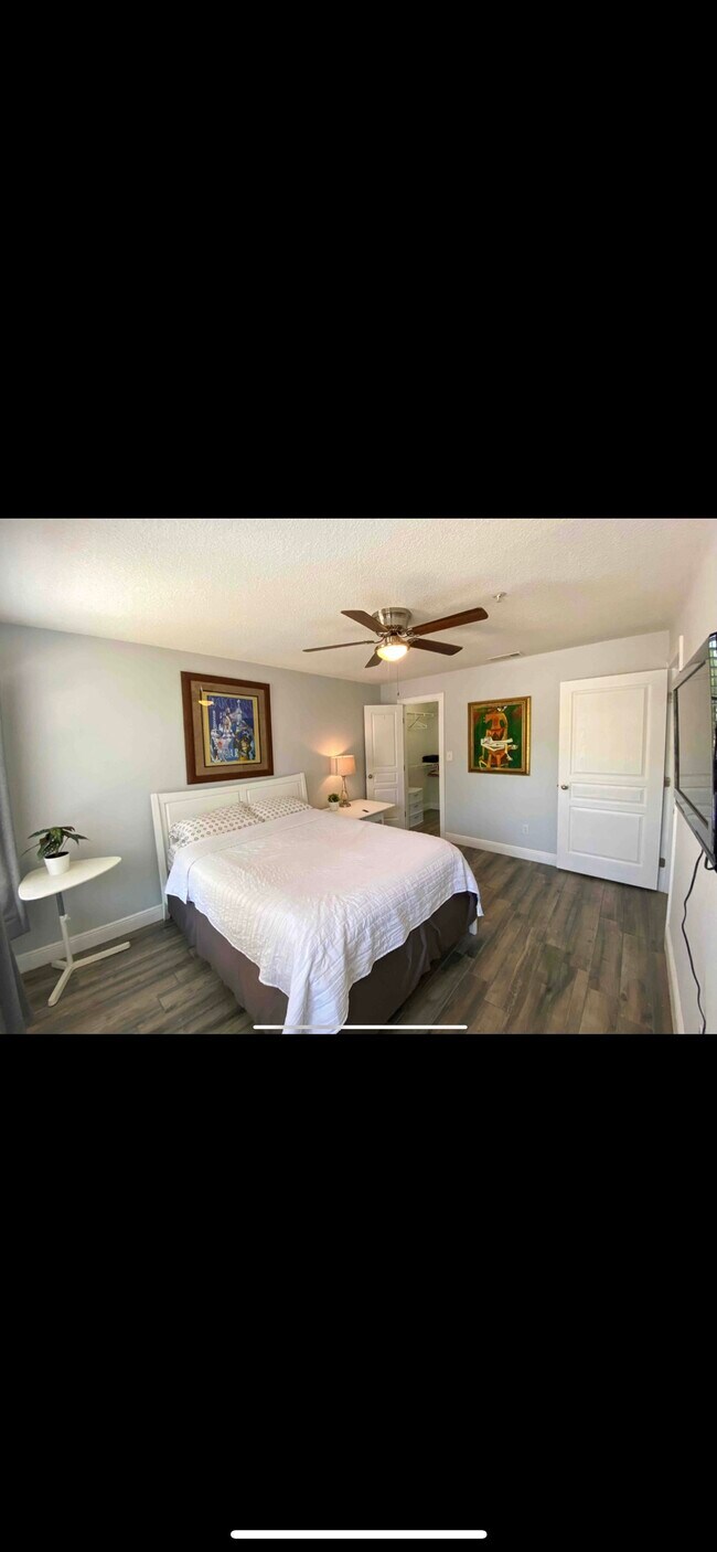 Master bedroom - 249 Afton Sq