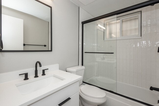 Interior Photo - 1341 Cook