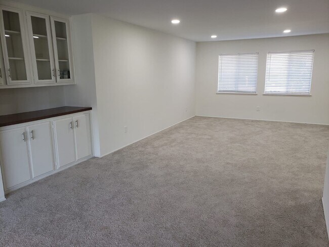 Building Photo - 1907 Clover Way