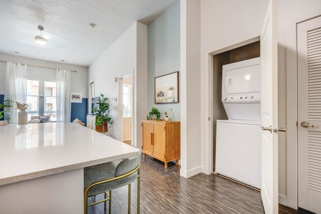 Apartamentos Novi en Jordan Valley Station — foto de la comunidad - Novi at Jordan Valley Station Apartments