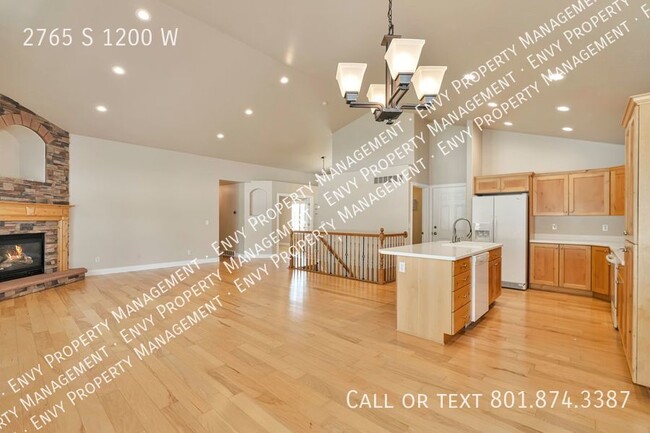 Building Photo - Stunning Pet-Friendly 5 Bed - 3 Bath Syrac...