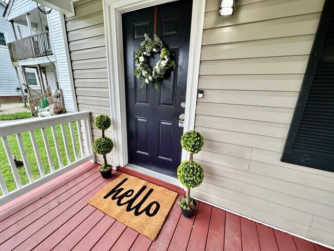 Building Photo - Updated & Ready 09-06-24! Pet Friendly - F...