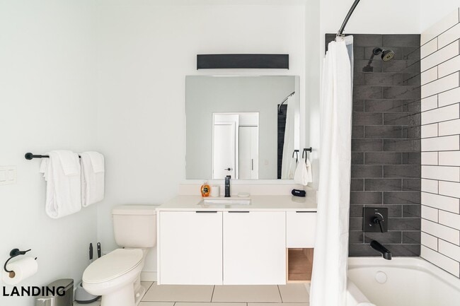 Building Photo - 221 E Oak St